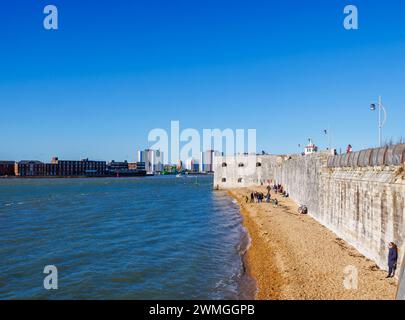 Blick entlang des Hotwalls Beach zum Round Tower und der Old Battery and Barracks in Old Portsmouth, Hampshire, einem Ferienort an der Südküste am Solent Stockfoto