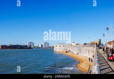 Blick entlang des Hotwalls Beach zum Round Tower und der Old Battery and Barracks in Old Portsmouth, Hampshire, einem Ferienort an der Südküste am Solent Stockfoto