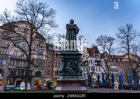 Das Lutherdenkmal auf dem Karlsplatz in Eisenach, Thüringen, Deutschland | Martin-Luther-Denkmal auf dem Karlsplatz in Eisenach, Thüringen, Germa Stockfoto