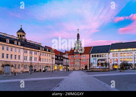 Marktplatz mit Rathaus, Georgsbrunnen und Stadtschloss in Eisenach, Thüringen, Deutschland | Marktplatz mit Rathaus, St. George Fontäne und Stockfoto