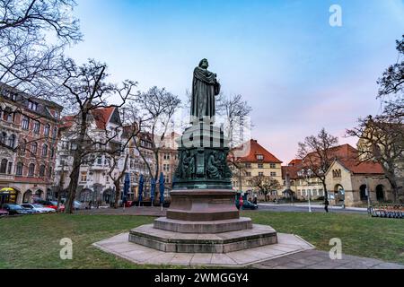 Das Lutherdenkmal auf dem Karlsplatz in Eisenach, Thüringen, Deutschland | Martin-Luther-Denkmal auf dem Karlsplatz in Eisenach, Thüringen, Germa Stockfoto