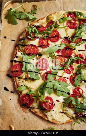 Eine frisch gebackene, köstliche Pizza mit Tomaten-Mozzarella und Rucola Stockfoto