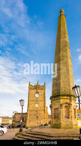 Richmond, North Yorkshire, Marktplatz. Blick auf den Obelisk von 1771 und die Heilige Dreifaltigkeitskirche, heute Green Howards Museum. Stockfoto