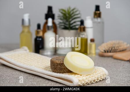 Feste Shampoos zur Haarpflege. Natürliche, handgefertigte Kosmetik aus Ölen und Pflanzen. Stockfoto