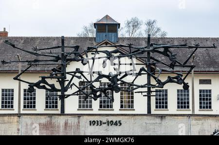 Blick auf das internationale Mahnmal mit dem Namen 'Skelett im Stacheldraht', das vom jugolsawischen Bildhauer und Kunstprofessor Nandor Glid ers Stockfoto