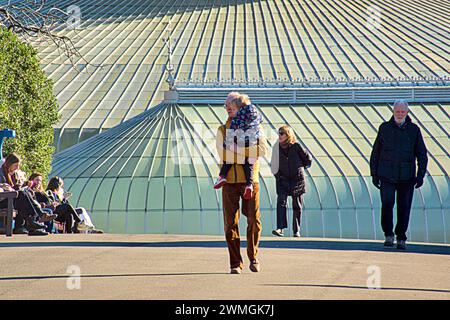 Glasgow, Schottland, Großbritannien. Februar 2024. Wetter in Großbritannien: Warmer Tag sah Frühlingswetter für Einheimische im Botanics Park im West End, während das Glas des Kroketten-Palastes glänzt. Credit Gerard Ferry/Alamy Live News Stockfoto