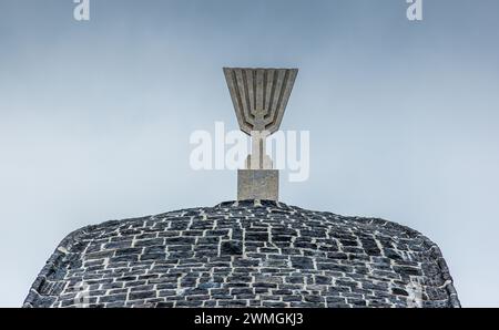 Die jüdische Gedenkstätte in der heutigen Gedänksstätte des Konzentrationslagers Dachau. (Dachau, Deutschland, 08.04.2023) Stockfoto