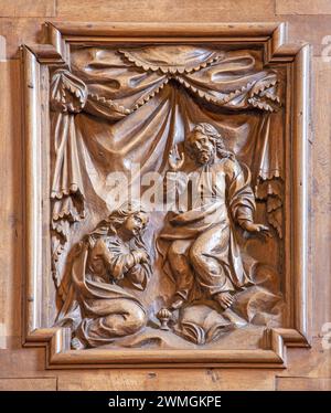 VARENNA, ITALIEN – 20. JULI 2022: Der geschnitzte Jesus wurde Maria Magdalen in der Kirche Chiesa di San Giorgio von unbekanntem Barockkünstler zugewandt. Stockfoto
