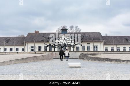 Blick auf das internationale Mahnmal mit dem Namen 'Skelett im Stacheldraht', das vom jugolsawischen Bildhauer und Kunstprofessor Nandor Glid ers Stockfoto