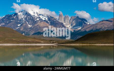 Torres del Paine Berggipfel Reflexion, Torres del Paine Nationalpark, Patagonien, Chile. Stockfoto