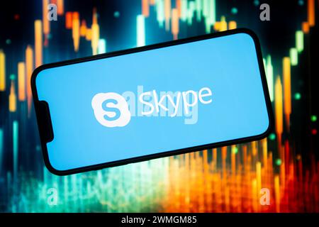 Polen. Februar 2024. In dieser Abbildung wird ein Skype-Logo auf einem Smartphone angezeigt. Quelle: SOPA Images Limited/Alamy Live News Stockfoto