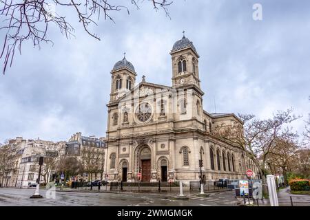 Außenansicht der katholischen Kirche Saint-Francois-Xavier, ein historisches Denkmal am Boulevard des Invalides, im 7. Arrondissement von Paris Stockfoto