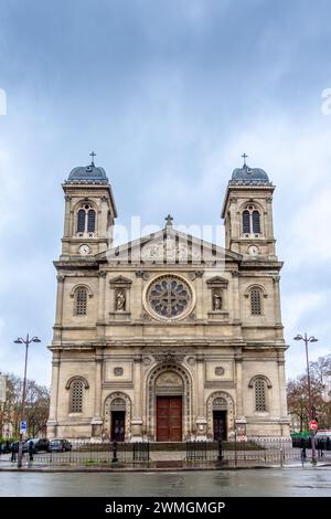 Außenansicht der katholischen Kirche Saint-Francois-Xavier, ein historisches Denkmal am Boulevard des Invalides, im 7. Arrondissement von Paris Stockfoto