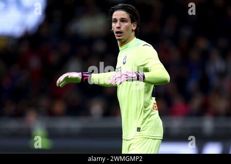 Mailand, Italien. Februar 2024. Marco Carnesecchi von Atalanta BC sieht sich während des Fußballspiels der Serie A zwischen dem AC Milan und Atalanta BC am 25. Februar 2024 im Stadio Giuseppe Meazza in Mailand an. Credit: Marco Canoniero/Alamy Live News Stockfoto