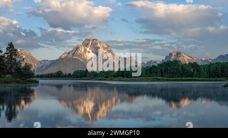 Der Sonnenaufgang beleuchtet den Mount Moran, der sich im Snake River, Oxbow Bend, Grand Teton National Park, Wyoming, spiegelt Stockfoto