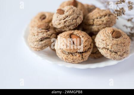 Almendrados, Knödel oder typische Kekse aus Mandeln, Zucker und Eiweiß. Mandelkuchen auf weißem Hintergrund. Stockfoto