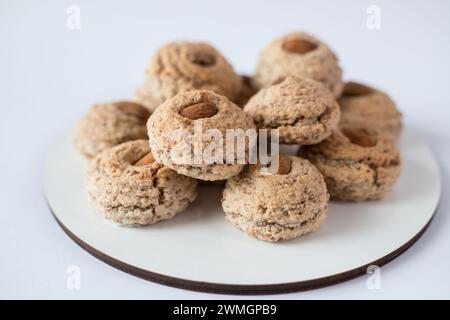 Almendrados, Knödel oder typische Kekse aus Mandeln, Zucker und Eiweiß. Mandelkuchen auf weißem Hintergrund. Stockfoto