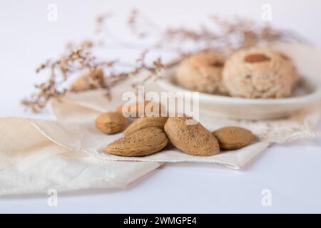 Almendrados, Knödel oder typische Kekse aus Mandeln, Zucker und Eiweiß. Mandelkuchen auf weißem Hintergrund. Stockfoto