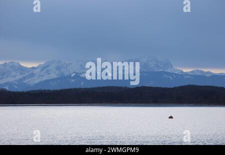 Tutzing, Bayern, Deutschland 26. Februar 2024: Ein Wintertag, Frühlingstag im Tutzing Landkreis Starnberg. Hier der Blick von der Brahmspromenade auf den Starnberger See, Föhn, Regenfront zieht auf, Wetterumschwung, Wetterbild, hier auf das Wettersteinmassiv mit Alpspitze und Zugspitze *** Tutzing, Bayern, Deutschland 26. Februar 2024 Ein Wintertag, Frühlingstag im Stadtteil Tutzing Starnberg hier der Blick von der Brahmspromenade zum Starnberger See, Föhn, Regenfront aufziehend, Wetterwechsel, Wetterbild, hier am Wettersteinmassiv mit Alpspitze und Zugspitze Stockfoto