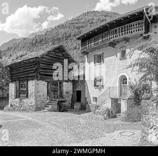 Die ländliche Architektur des Dorfes Bondo im Bregaglia Range - Schweiz. Stockfoto