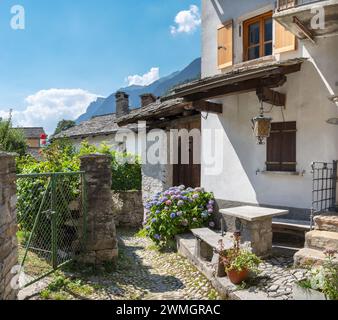 Die ländliche Architektur des Dorfes Bondo im Bregaglia Range - Schweiz. Stockfoto