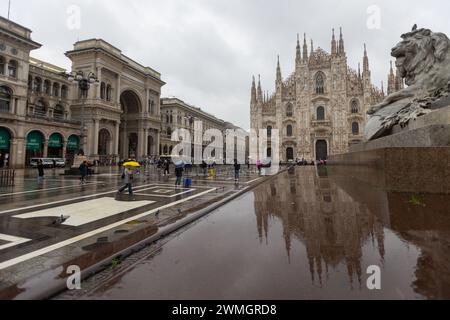 Mailand, Italien. Februar 2024. Foto Stefano Porta/LaPresse26-02-2024, Milano, Italia - Cronaca - Giornata di pioggia in Centro Nella Foto: Piazza del Duomo 26. Februar 2024, Mailand, Italien - News - Regentag Downtown Credit: LaPresse/Alamy Live News Stockfoto