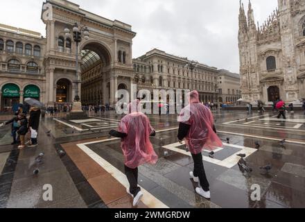 Mailand, Italien. Februar 2024. Foto Stefano Porta/LaPresse26-02-2024, Milano, Italia - Cronaca - Giornata di pioggia in Centro Nella Foto: Piazza del Duomo 26. Februar 2024, Mailand, Italien - News - Regentag Downtown Credit: LaPresse/Alamy Live News Stockfoto