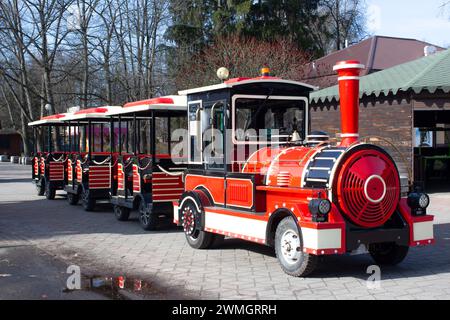 Kinderzug. Spazieren Sie im Erholungspark der Stadt. Unterhaltung und Freizeit für Kinder. Sonniger Frühlingstag. Stockfoto