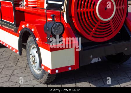 Kinderzug. Spazieren Sie im Erholungspark der Stadt. Unterhaltung und Freizeit für Kinder. Detail von Kinderzug, Scheinwerfer und Rad. Stockfoto