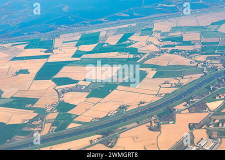 Luftaufnahme von Agrar- und Ackerland. Im Flug über die Landschaft geschossen. Stockfoto