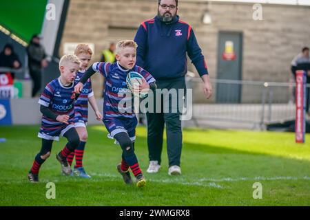 Salford, Großbritannien. Februar 2024. Salford Red Devils vs Castleford Tigers Betfred Super League Runde 2, Salford Community Stadium, 25. Februar 2024. Quelle: James Giblin/Alamy Live News Stockfoto