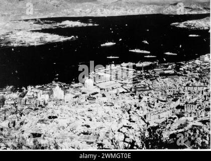 Hong Kong 1930er Jahre, Blick nach Osten vom Peak den Hafen hinunter zum Eingang Lyemun Gap. Stockfoto