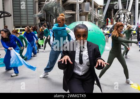 London, Großbritannien. Februar 2024. Klimaaktivisten von Müttern protestieren vor Lloyds of London als Teil einer Reihe von Aktionen von Extinction Rebellion und Sunrise's versichern unsere Zukunft und heben die Rolle der globalen Versicherungsbranche bei der Unterstützung neuer Projekte für fossile Brennstoffe hervor. Quelle: Mark Kerrison/Alamy Live News Stockfoto