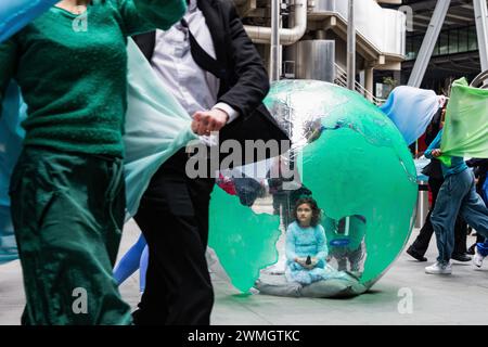 London, Großbritannien. Februar 2024. Klimaaktivisten von Müttern protestieren vor Lloyds of London als Teil einer Reihe von Aktionen von Extinction Rebellion und Sunrise's versichern unsere Zukunft und heben die Rolle der globalen Versicherungsbranche bei der Unterstützung neuer Projekte für fossile Brennstoffe hervor. Quelle: Mark Kerrison/Alamy Live News Stockfoto