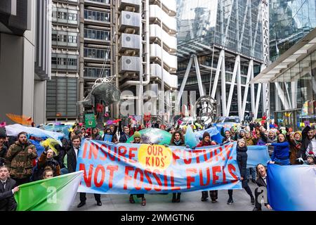London, Großbritannien. Februar 2024. Klimaaktivisten von Müttern protestieren vor Lloyds of London als Teil einer Reihe von Aktionen von Extinction Rebellion und Sunrise's versichern unsere Zukunft und heben die Rolle der globalen Versicherungsbranche bei der Unterstützung neuer Projekte für fossile Brennstoffe hervor. Quelle: Mark Kerrison/Alamy Live News Stockfoto