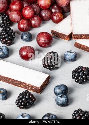 Dunkle Fruchtscheiben, dekoriert mit Heidelbeeren, Brombeeren und roten Trauben Stockfoto