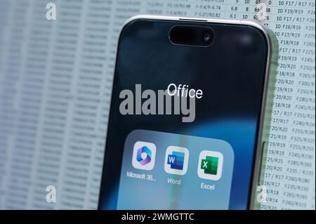 New York, USA – 22. Februar 2024: Microsoft Office-Apps auf dem iphone auf Datenhintergrund Nahansicht Stockfoto