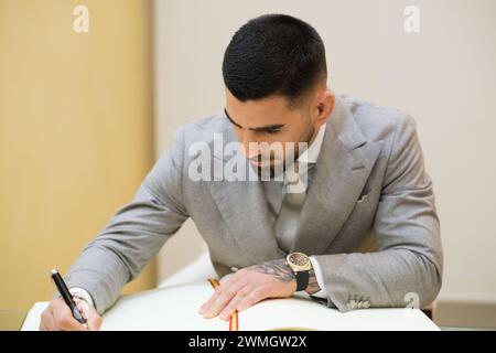 UFC-Weltmeisterin im Federgewicht Ilia Topuria bei einem Treffen mit dem Präsidenten der Gemeinschaft Madrid im Real Casa de Correos am 2. Februar Stockfoto