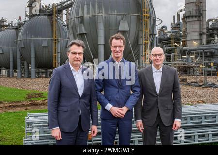 Besuch des Ministerpräsidenten des Landes Nordrhein-Westfalen Hendrik Wüst im LyondellBasell Industries Werk Wesseling. Von links: Rüdiger Klein, Aufsichtsratsvorsitzender der Basell Polyolefine GmbH, Ministerpräsident NRW Hendrik Wüst und Tassilo Bader, Geschäftsführer und Werksleiter. LyondellBasell ist nach Umsatz der fünftgrößten Chemiekonzern der Welt und der größten Produzenten von Polyolefinen, Polypropylen und Polyethylen. *** Besuch des Nordrhein-westfälischen Ministerpräsidenten Hendrik Wüst im Werk LyondellBasell Industries in Wesseling. Von links: Rüdiger Klein, Vorsitzender Stockfoto