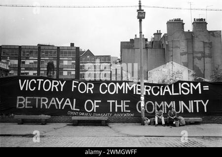 Eröffnung des neuen Covent Garden Piazza 1980 Die Covent Garden Community Association (CGCA) kämpfte gegen den Kommerzialismus dieses zentralen Teils Londons. Ihr Banner „Sieg für den Kommerzialismus Verrat der Gemeinschaft“. Covent Garden Piazza wurde am 19. Juni 1980 von Sir Horace Cutler eröffnet. UK HOMER SYKES Stockfoto