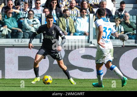 Turin, Italien. Februar 2024. Andrea Cambiaso von Juventus FC (L) und Emanuele Valeri von Frosinone Calcio (R), die während des Fußballspiels der Serie A 2023/24 zwischen Juventus FC und Frosinone Calcio im Allianz Stadium in Aktion waren. Endpunktzahl; Juventus 3 | 2 Frosinone. (Foto: Fabrizio Carabelli/SOPA Images/SIPA USA) Credit: SIPA USA/Alamy Live News Stockfoto