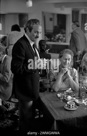 Die britische Mittelschicht der 1980er Jahre ist von der Gesellschaft abgewichen. Die Leute in ihrem Golfclub an einem Sonntagnachmittag im Teeraum. Didsbury Golf Club. Didsbury, Manchester, England Großbritannien 1981 HOMER SYKES. Stockfoto