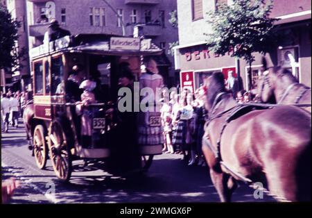 Berlin GER, Berlin, Aufnahme ca. Juli 1960, Strassenzene, 600 jahrfeier in Neukölln, gegründet 1360 *** Berlin GER, Berlin, Foto ca. Juli 1960, Straßenszene, 600 Jahre Feier in Neukölln, gegründet 1360 Stockfoto