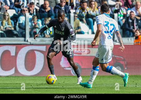 Turin, Italien. Februar 2024. Timothy Weah von Juventus FC (L) und Emanuele Valeri von Frosinone Calcio (R) wurden 2023/24 im Allianz Stadion in der Serie A zwischen Juventus FC und Frosinone Calcio gesehen. Endpunktzahl: Juventus 3 | 2 Frosinone. Quelle: SOPA Images Limited/Alamy Live News Stockfoto