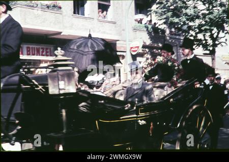 Berlin GER, Berlin, Aufnahme ca. Juli 1960, Strassenzene, 600 jahrfeier in Neukölln, gegründet 1360 *** Berlin GER, Berlin, Foto ca. Juli 1960, Straßenszene, 600 Jahre Feier in Neukölln, gegründet 1360 Stockfoto