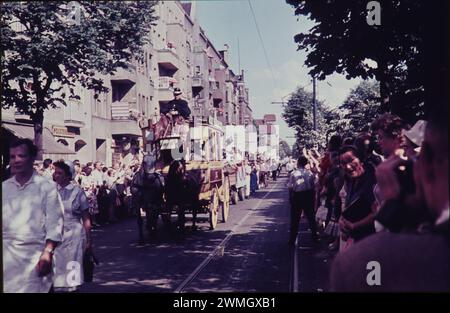 Berlin GER, Berlin, Aufnahme ca. Juli 1960, Strassenzene, 600 jahrfeier in Neukölln, gegründet 1360 *** Berlin GER, Berlin, Foto ca. Juli 1960, Straßenszene, 600 Jahre Feier in Neukölln, gegründet 1360 Stockfoto