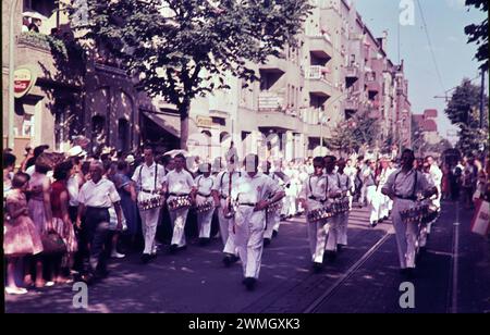 Berlin GER, Berlin, Aufnahme ca. Juli 1960, Strassenzene, 600 jahrfeier in Neukölln, gegründet 1360 *** Berlin GER, Berlin, Foto ca. Juli 1960, Straßenszene, 600 Jahre Feier in Neukölln, gegründet 1360 Stockfoto