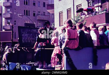 Berlin GER, Berlin, Aufnahme ca. Juli 1960, Strassenzene, 600 jahrfeier in Neukölln, gegründet 1360 *** Berlin GER, Berlin, Foto ca. Juli 1960, Straßenszene, 600 Jahre Feier in Neukölln, gegründet 1360 Stockfoto