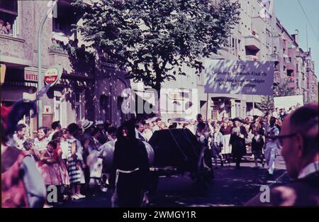 Berlin GER, Berlin, Aufnahme ca. Juli 1960, Strassenzene, 600 jahrfeier in Neukölln, gegründet 1360 *** Berlin GER, Berlin, Foto ca. Juli 1960, Straßenszene, 600 Jahre Feier in Neukölln, gegründet 1360 Stockfoto