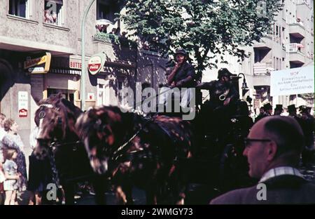 Berlin GER, Berlin, Aufnahme ca. Juli 1960, Strassenzene, 600 jahrfeier in Neukölln, gegründet 1360 *** Berlin GER, Berlin, Foto ca. Juli 1960, Straßenszene, 600 Jahre Feier in Neukölln, gegründet 1360 Stockfoto